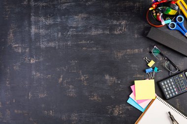 Karanlık arka planda farklı okul malzemeleri. Okula Dönüş Konsepti