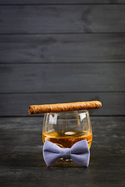 С Днем отца. Винтажная концепция с видом на виски и сигар

