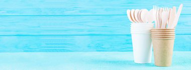 Geri dönüşüm kavramı. Çevre dostu çatal bıçaklarla servis edilen masa.