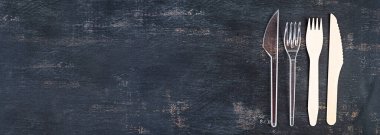 Geri dönüşüm kavramı. Çevre dostu çatal bıçaklarla servis edilen masa.