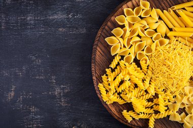 Ahşap arka planda farklı bir kuru makarna. Üst görünüm