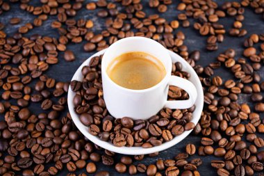 Bir fincan kahve espresso. Koyu arka planda sıcak içecek kahvesi