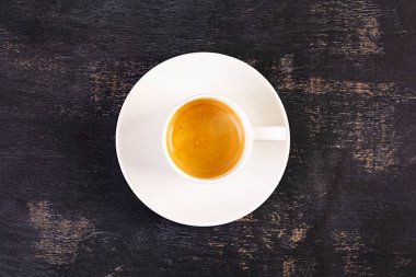 Bir fincan kahve espresso. Koyu arka planda sıcak içecek kahvesi