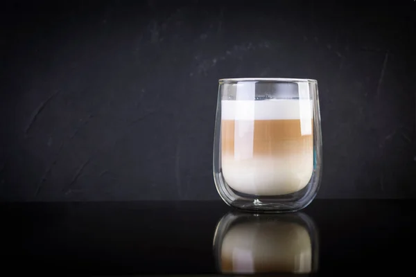 Une Tasse Café Macchiato Café Boisson Chaude Sur Fond Sombre — Photo