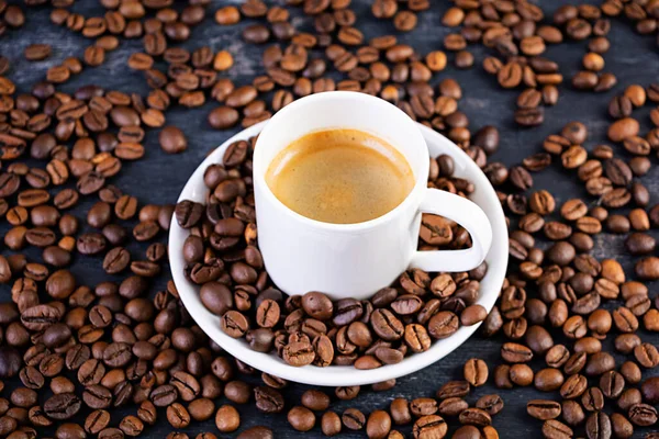 Bir fincan kahve espresso. Koyu arka planda sıcak içecek kahvesi