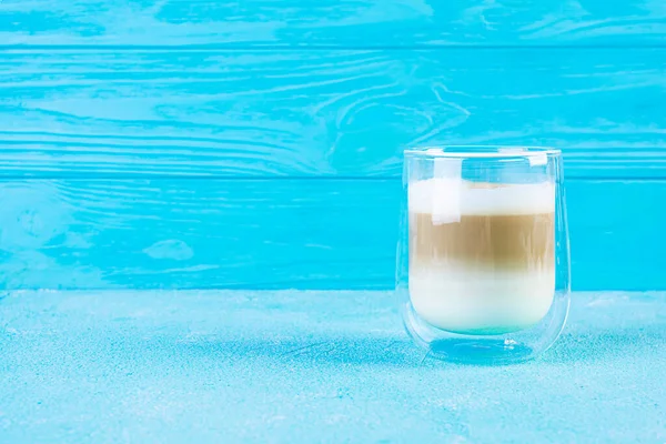 Une Tasse Café Macchiato Café Boisson Chaude Sur Fond Bleu — Photo