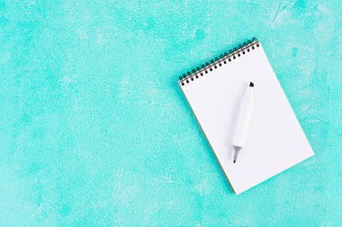 Okula dönüş kavramı. Robot resim için farklı malzemeler. Okul aksesuarları.