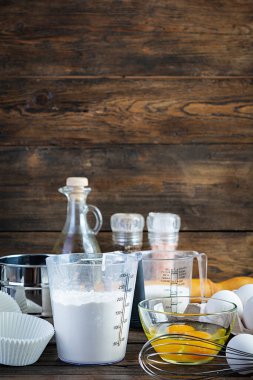 Hamur yapmak için mutfak aksesuarlı un. Hamur işi pişirmek için..