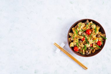 Farfalle makarnasını sebze, karnabahar ve mantarla karıştır. Üst görünüm