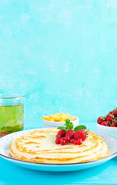 Panqueques Con Manzanas Caramelizadas Frambuesas Fresas Grosellas Rojas Almuerzo Con — Foto de Stock