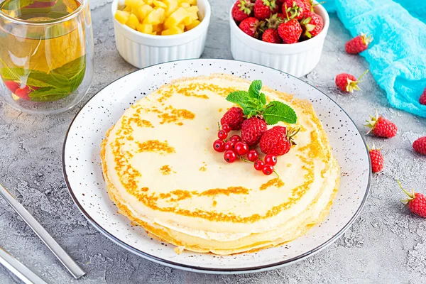 Pancake Dengan Apel Karamel Raspberry Stroberi Dan Kismis Merah Brunch — Stok Foto