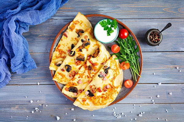 Pancake Lezat Dengan Jamur Ham Dan Keju Arugula Tomat Dan — Stok Foto