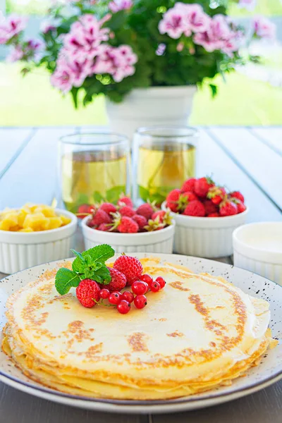 Pancakes Caramelized Apples Raspberries Strawberries Red Currants Brunch Green Tea — Stock Photo, Image