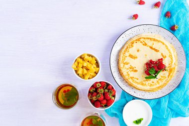 Karamelli elmalı gözleme, ahududu, çilek ve kırmızı frenk üzümü. Yeşil çay ve kreple kahvaltı..