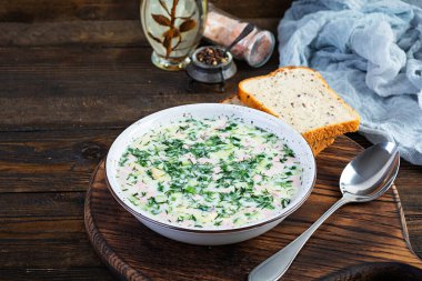 Rus geleneksel soğuk çorbası okroshka. Yoğurt ve sebzeli soğuk yaz çorbası..