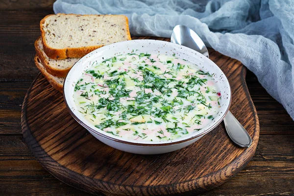 Rosyjska Tradycyjna Zimna Zupa Okroshka Letnia Zimna Zupa Jogurtem Warzywami — Zdjęcie stockowe