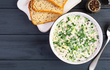 Rus geleneksel soğuk çorbası okroshka. Yoğurt ve sebzeli soğuk yaz çorbası..