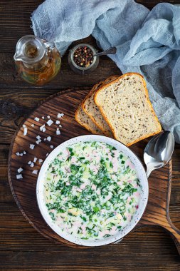 Rus geleneksel soğuk çorbası okroshka. Yoğurt ve sebzeli soğuk yaz çorbası..