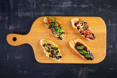 Tavuklu ciğer ezmesi. Çeşitli dolgularla nefis bruschetalar. Farklı bruschetta ob ahşap arka plan
