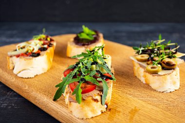 Tavuklu ciğer ezmesi. Çeşitli dolgularla nefis bruschetalar. Farklı bruschetta ob ahşap arka plan