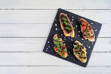Tavuklu ciğer ezmesi. Çeşitli dolgularla nefis bruschetalar. Farklı bruschetta ob ahşap arka plan