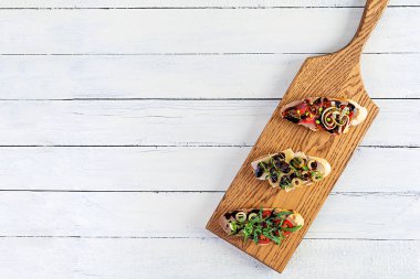 Tavuklu ciğer ezmesi. Çeşitli dolgularla nefis bruschetalar. Farklı bruschetta ob ahşap arka plan