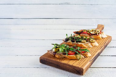Tavuklu ciğer ezmesi. Çeşitli dolgularla nefis bruschetalar. Farklı bruschetta ob ahşap arka plan