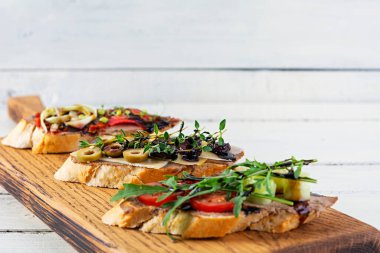 Tavuklu ciğer ezmesi. Çeşitli dolgularla nefis bruschetalar. Farklı bruschetta ob ahşap arka plan