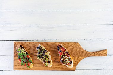 Tavuklu ciğer ezmesi. Çeşitli dolgularla nefis bruschetalar. Farklı bruschetta ob ahşap arka plan