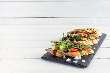 Tavuklu ciğer ezmesi. Çeşitli dolgularla nefis bruschetalar. Farklı bruschetta ob ahşap arka plan