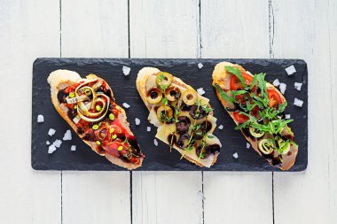 Tavuklu ciğer ezmesi. Çeşitli dolgularla nefis bruschetalar. Farklı bruschetta ob ahşap arka plan