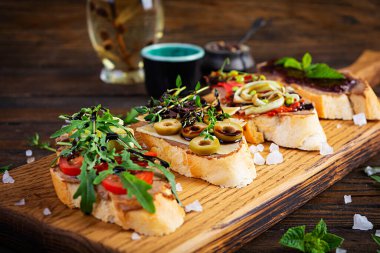 Tavuklu ciğer ezmesi. Çeşitli dolgularla nefis bruschetalar. Farklı bruschetta ob ahşap arka plan