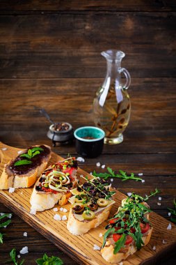 Tavuklu ciğer ezmesi. Çeşitli dolgularla nefis bruschetalar. Farklı bruschetta ob ahşap arka plan