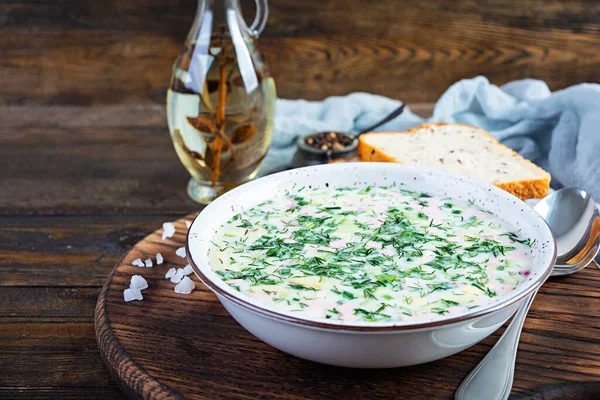 Rus geleneksel soğuk çorbası okroshka. Yoğurt ve sebzeli soğuk yaz çorbası..