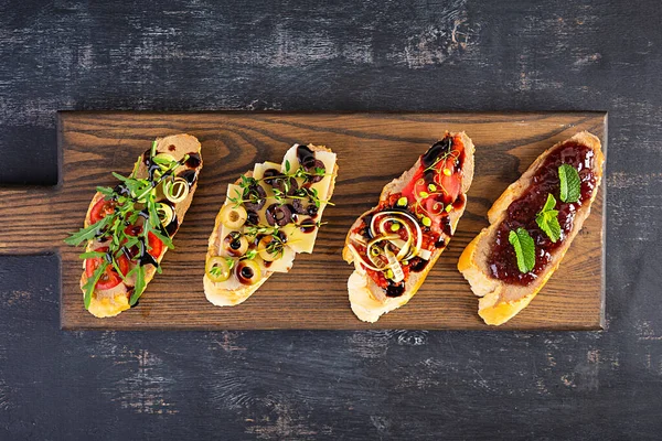 Bruschetta Con Pasta Hígado Pollo Deliciosas Bruschettas Con Varios Rellenos —  Fotos de Stock