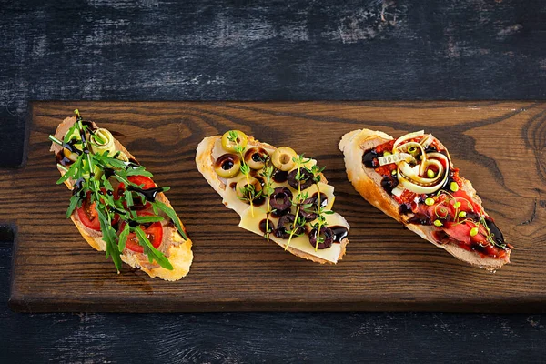 Bruschetta Mit Hühnerleberpaste Köstliche Bruschettas Mit Verschiedenen Füllungen Verschiedene Bruschetta — Stockfoto