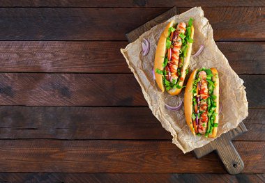 Sosis, salata, havuç, salatalık ve domatesli ev yapımı sosisli sandviç.