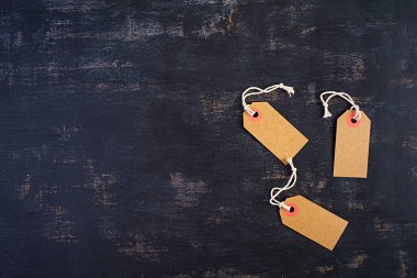 Koyu arkaplanda boş etiket var. Fiyat etiketi Satış konsepti.