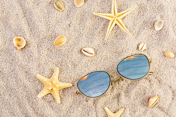 Fundo Verão Areia Mar Com Conchas Estrelas Mar Óculos Sol — Fotografia de Stock