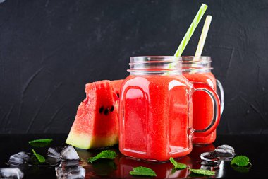 Koyu arkaplanda buzlu taze karpuz püresi.