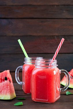 Ahşap zemin üzerinde buz olan taze, lezzetli karpuz püresi.