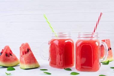 Beyaz arka planda buzlu taze lezzetli karpuz püresi.