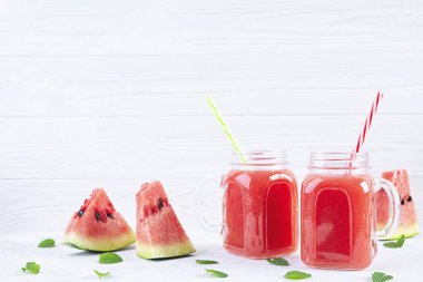 Beyaz arka planda buzlu taze lezzetli karpuz püresi.