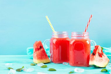 Taze lezzetli karpuz püresi. Mavi arka planda buzlu.