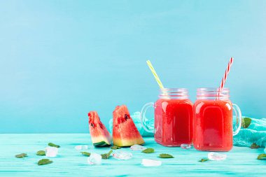 Taze lezzetli karpuz püresi. Mavi arka planda buzlu.