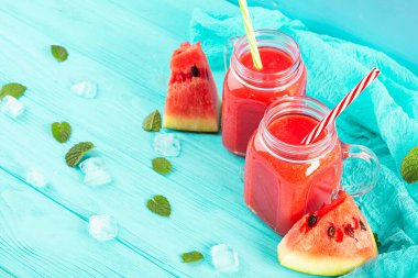 Taze lezzetli karpuz püresi. Mavi arka planda buzlu.