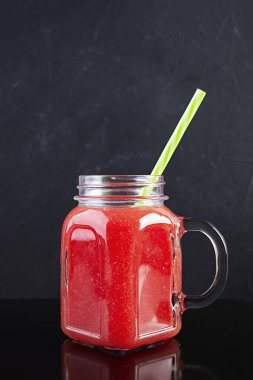 Koyu arkaplanda buzlu taze karpuz püresi.