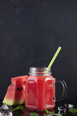 Koyu arkaplanda buzlu taze karpuz püresi.