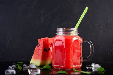 Koyu arkaplanda buzlu taze karpuz püresi.