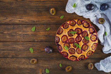 Köy arka planında nefis ev yapımı erikli turta. Üst görünüm